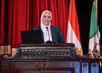 نيفين القباج وزيرة التضامن فى جامعة القاهرة