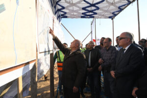 وزير النقل يتفقد مسار القطار الكهربائى السريع بقنا 21 - جريدة المساء