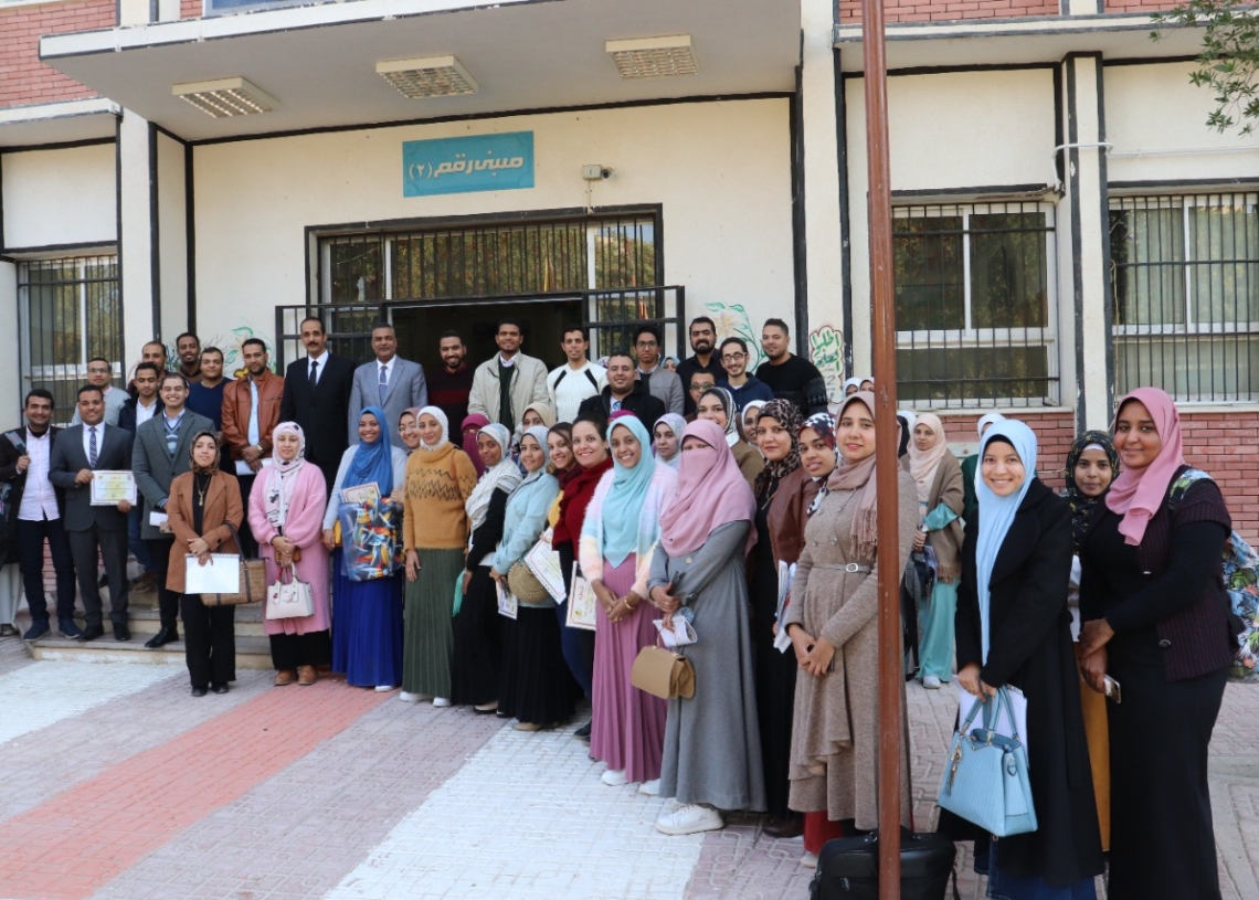 ختام فاعليات دورة إعداد المعلم الجامعي رقم ( ٤٥ ) بكلية التربية بقنا 13 - جريدة المساء ختام فاعليات دورة إعداد المعلم الجامعي رقم ( ٤٥ ) بكلية التربية بقنا 12 - جريدة المساء