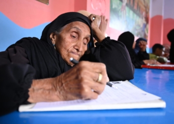 صاحبة الـ 87 عامًا تخوض امتحان تجاوز محو الأمية في إطار مبادرة وزارة التضامن «لا أمية مع تكافل» 17 - جريدة المساء