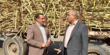مدير مصنع سكر قوص يتحدث للزميل عبدالرحمن أبوزكير