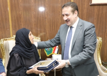 محافظ المنوفية يكرم السيدة "زبيدة" لحصولها على شهادة محو الأمية في سن 87 عامًا 31 - جريدة المساء