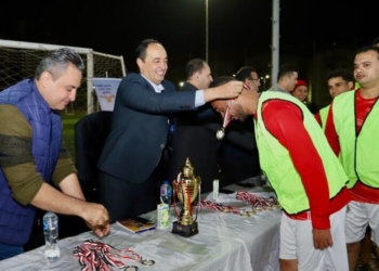 عمرو عثمان يكرم الفائزين من المتعافين فى الدورى الرياضى