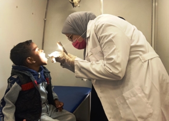 محافظ أسوان يتابع إجراء الكشف الطبى على 2588 مواطن ومواطنة للقوافل الطبية العلاجية المجانية بقريتى نجع الحجر بدراو والشراونة بإدفو 29 - جريدة المساء