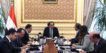 رئيس الوزراء يتابع مع رئيس هيئة الاستثمار جهود دعم وتهيئة مناخ الاستثمار في مصر 2 - جريدة المساء رئيس الوزراء يتابع مع رئيس هيئة الاستثمار جهود دعم وتهيئة مناخ الاستثمار في مصر 1 - جريدة المساء