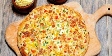 فطيرة الجلاش بالسجق بطريقة بسيطة وسريعة 2 - جريدة المساء فطيرة الجلاش بالسجق بطريقة بسيطة وسريعة 1 - جريدة المساء