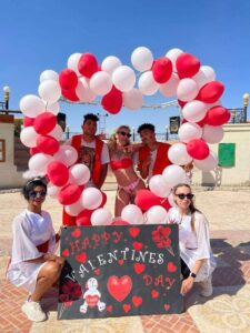 السياح الأجانب يحتفلون بعيد الحب على شواطئ الغردقة 25 - جريدة المساء