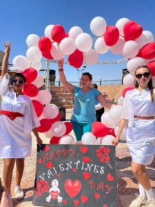 السياح الأجانب يحتفلون بعيد الحب على شواطئ الغردقة 27 - جريدة المساء