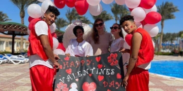 السياح الأجانب يحتفلون بعيد الحب على شواطئ الغردقة 1 - جريدة المساء