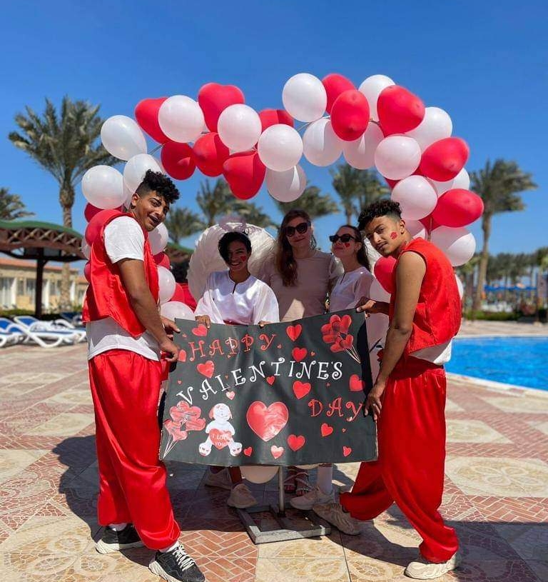 السياح الأجانب يحتفلون بعيد الحب على شواطئ الغردقة 19 - جريدة المساء