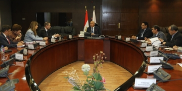 وزير النقل يبحث مع وفد البنك الأوروبي لإعادة الإعمار والتنمية الموقف التنفيذي لعدد من المشروعات المشتركة 1 - جريدة المساء