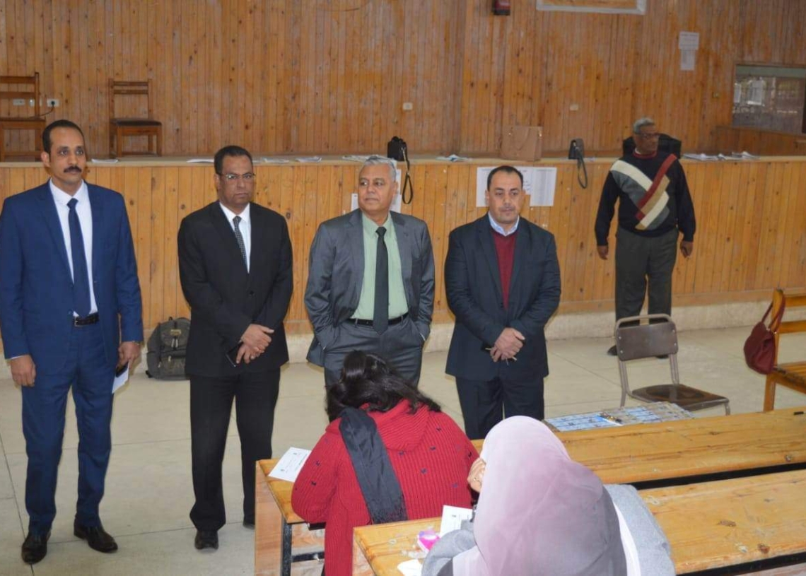 "غرباوي" يتفقد امتحانات الدراسات العليا بحقوق قنا 17 - جريدة المساء