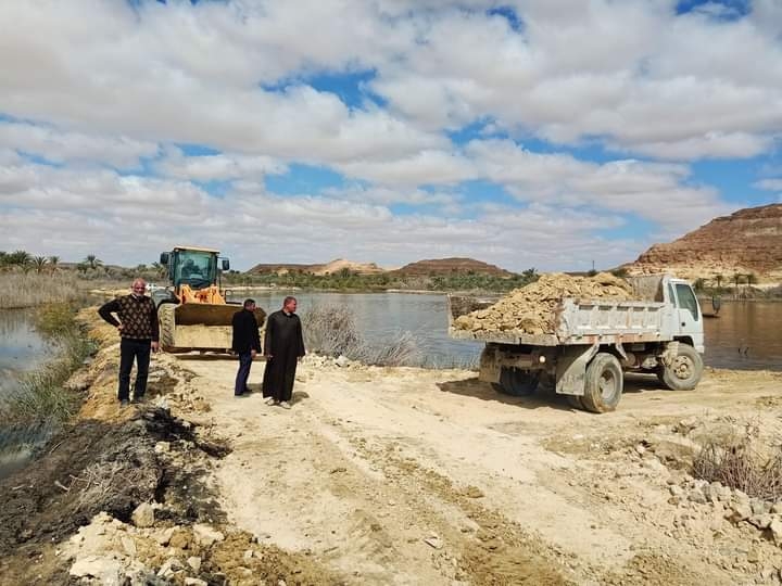 تكثيف أعمال تعلية وتدعيم الجسر الملاصق لمصرف انصراني بسيوة 17 - جريدة المساء