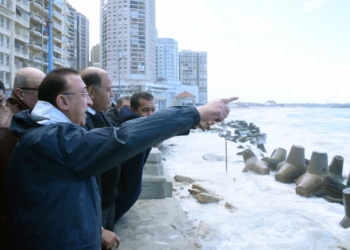 محافظ الإسكندرية : الأمواج العاتية تُحدث تشقق في رصيف شاطئ إدوارد خراط بحي المنتزه أول بالإسكندرية 27 - جريدة المساء