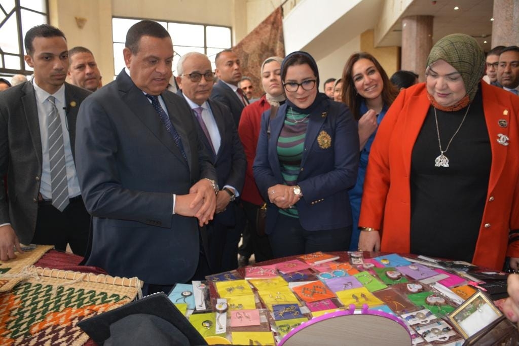وزيرا التنمية المحلية والتربية والتعليم يتفقدان معرض "أيادي مصر" للمنتجات اليدوية والحرفية بمجمع دمنهور الثقافي 20 - جريدة المساء وزيرا التنمية المحلية والتربية والتعليم يتفقدان معرض "أيادي مصر" للمنتجات اليدوية والحرفية بمجمع دمنهور الثقافي 19 - جريدة المساء