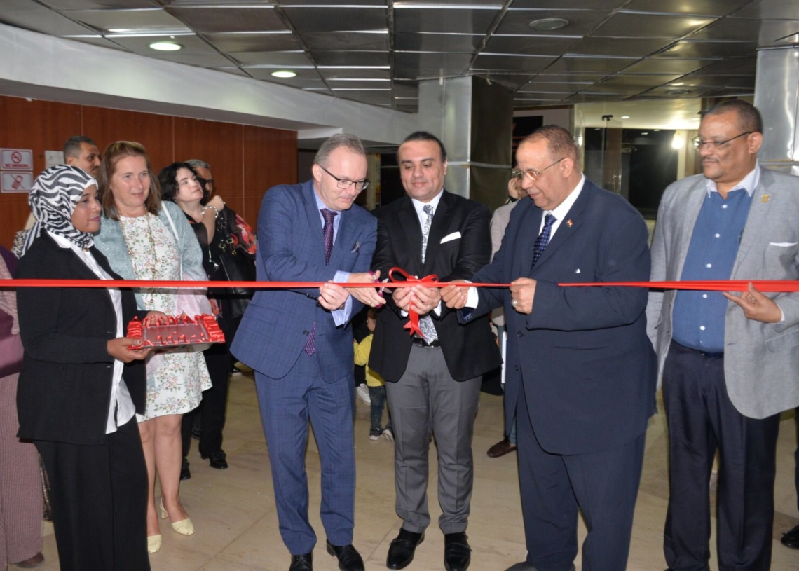 رئيس جامعة الأقصر يشهد افتتاح معرض "بطلات من التشيك ومصر" 19 - جريدة المساء