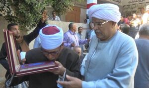تكريم شيخ معهد كوم بلال الابتدائي الأزهري بقنا 34 - جريدة المساء