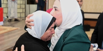 نيفين القباج وزيرة التضامن تقبل رأس الأم المثالية