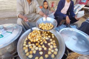 أشهر بائع زلابية بإسنا.. عم رمضان يستقبل زبائنه من العصر للإفطار 33 - جريدة المساء