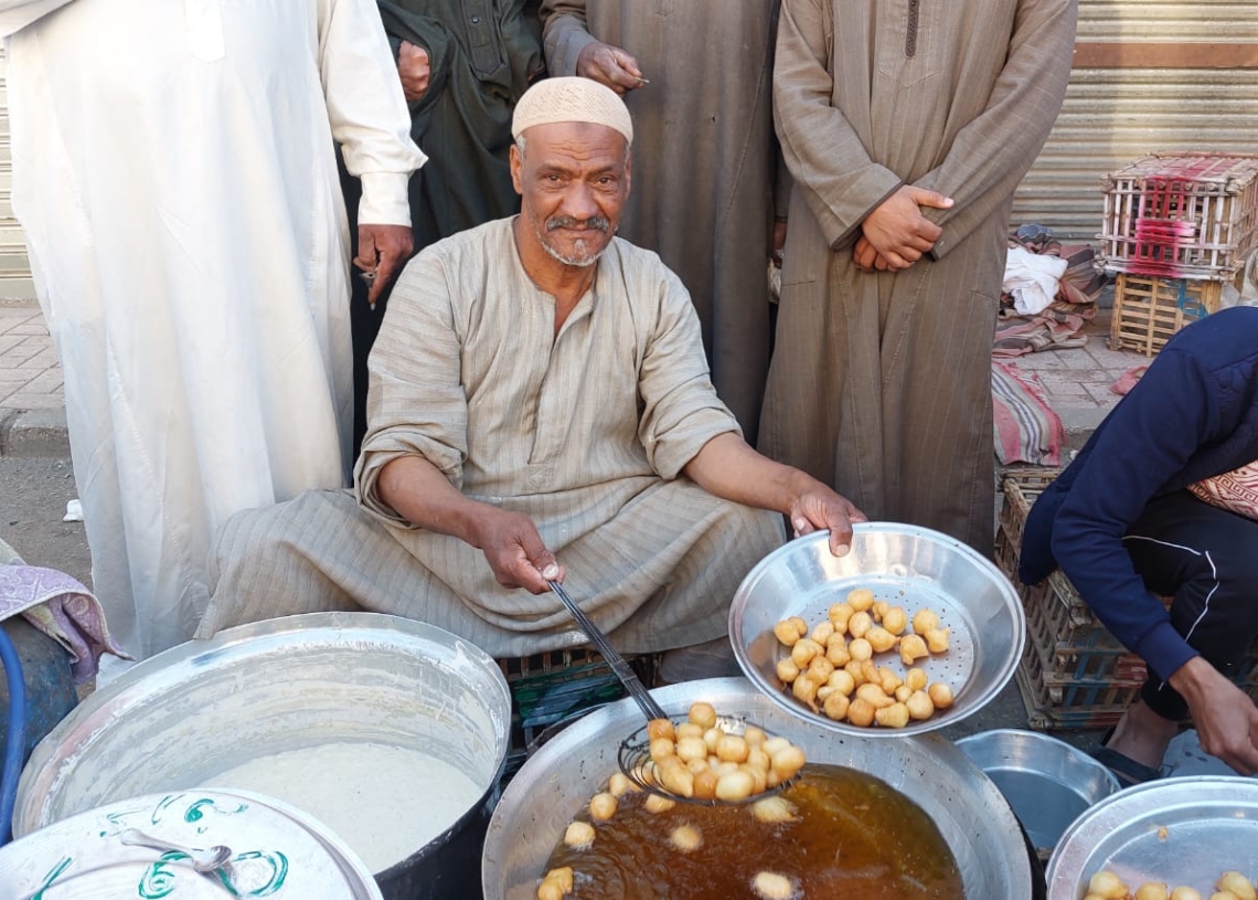 أشهر بائع زلابية بإسنا.. عم رمضان يستقبل زبائنه من العصر للإفطار 19 - جريدة المساء