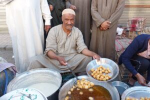 أشهر بائع زلابية بإسنا.. عم رمضان يستقبل زبائنه من العصر للإفطار 37 - جريدة المساء