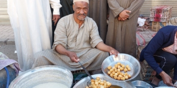 أشهر بائع زلابية بإسنا.. عم رمضان يستقبل زبائنه من العصر للإفطار 1 - جريدة المساء