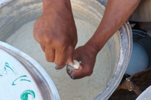 أشهر بائع زلابية بإسنا.. عم رمضان يستقبل زبائنه من العصر للإفطار 31 - جريدة المساء