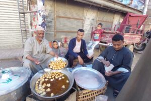 أشهر بائع زلابية بإسنا.. عم رمضان يستقبل زبائنه من العصر للإفطار 35 - جريدة المساء