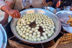 أشهر بائع زلابية بإسنا.. عم رمضان يستقبل زبائنه من العصر للإفطار 29 - جريدة المساء