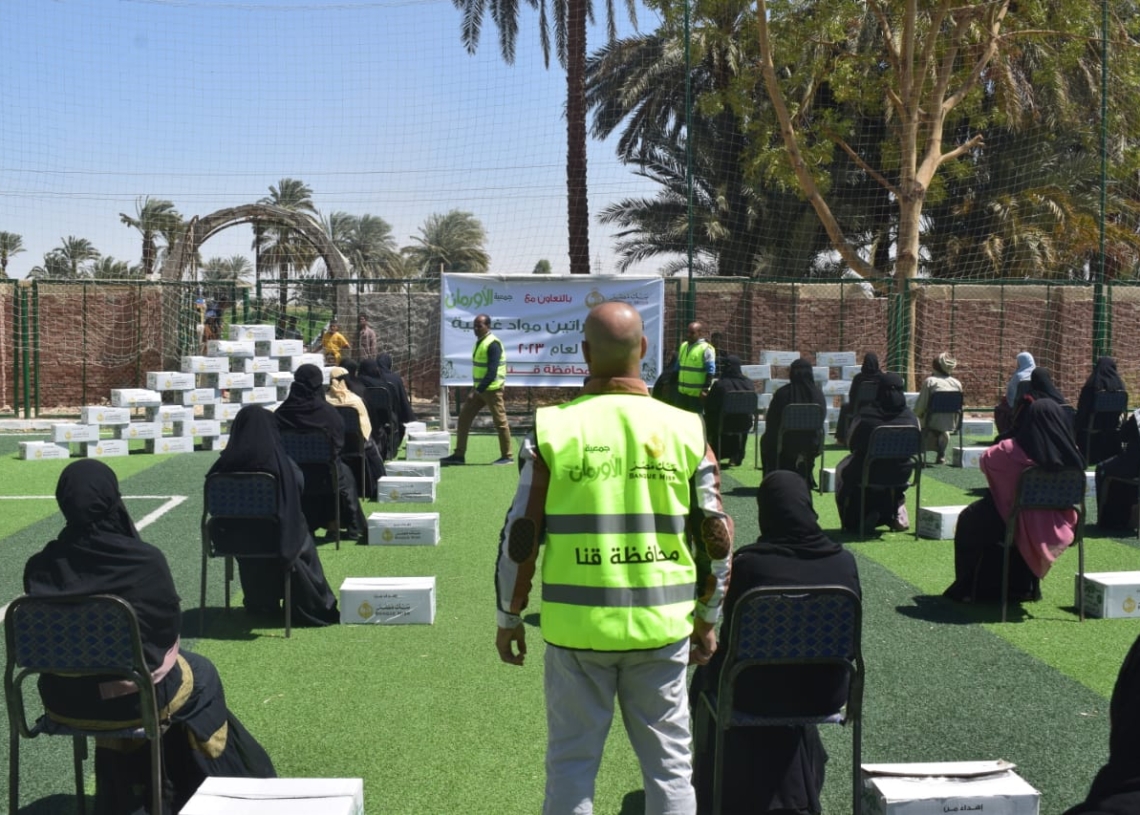 ضمن مبادرة "كتف فى كتف" .. توزيع كراتين رمضان على 300 مستفيد من غير القادرين بقوص 19 - جريدة المساء