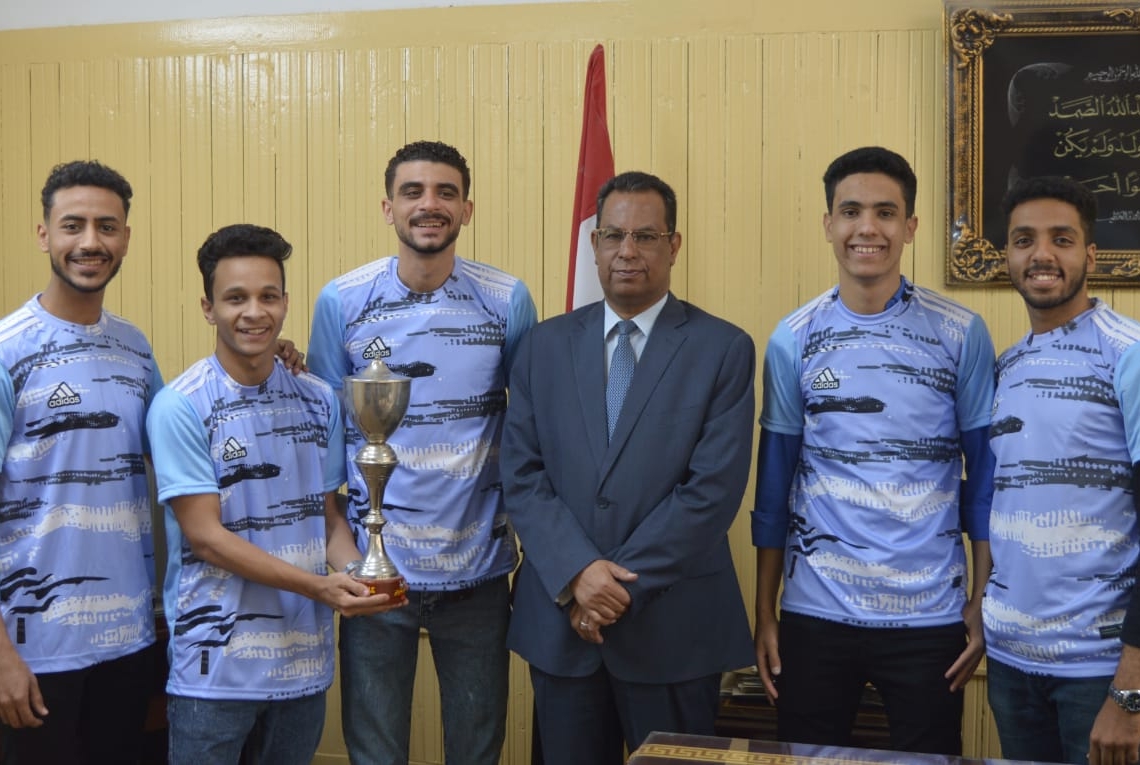 عميد حقوق جنوب الوادي يكرم الفريق الفائز بكأس الدورة الرمضانية لخماسيات كرة القدم 19 - جريدة المساء