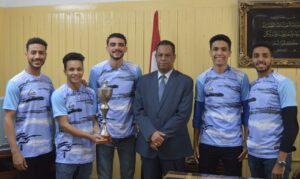 عميد حقوق جنوب الوادي يكرم الفريق الفائز بكأس الدورة الرمضانية لخماسيات كرة القدم 21 - جريدة المساء