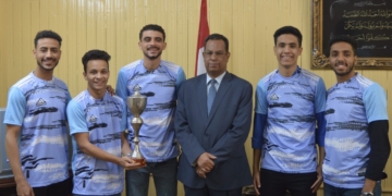 عميد حقوق جنوب الوادي يكرم الفريق الفائز بكأس الدورة الرمضانية لخماسيات كرة القدم 1 - جريدة المساء