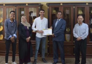 عميد حقوق جنوب الوادي يكرم الفريق الفائز بكأس الدورة الرمضانية لخماسيات كرة القدم 23 - جريدة المساء