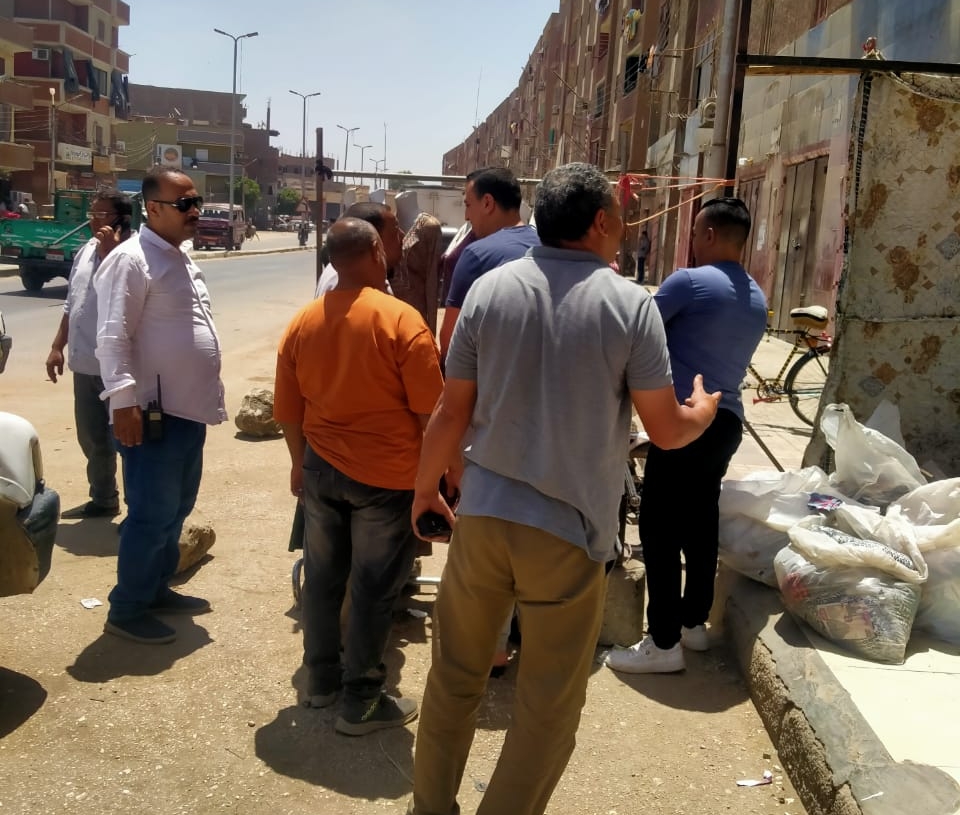 حملات مكثفة لإزالة تعديات الطرق وإزالة الإعلانات المخالفة بأسيوط 17 - جريدة المساء