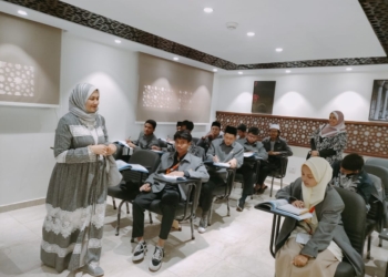 مستشار شيخ الأزهر لشئون الوافدين تتفقد التطبيق الأول لبرنامج «المعايشة اللُّغوية 14 - جريدة المساء