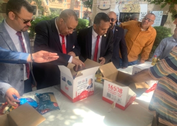 طلاب "من أجل مصر" بجامعة الأقصر يجهزون كراتين المواد الغذائية لتوزيعها على الأسر المستحقة 15 - جريدة المساء