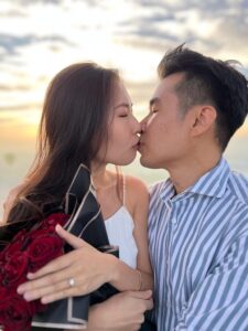 صيني يتقدم للزواج من حبيبته خلال رحلات البالون في سماء الأقصر 35 - جريدة المساء