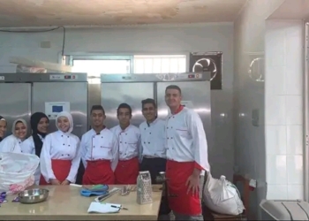 طلبة التعليم الفنى بالجيزة يصنعون الكعك ويطرحونه في الأسواق  23 - جريدة المساء