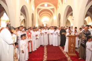 بحضور المئات.. الأقباط يحتفلون بأحد الشعانين في دير الأنبا متاؤس الفاخوري بإسنا جنوب الأقصر  26 - جريدة المساء