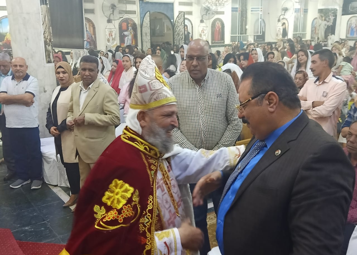رئيس مدينة سفاجا يشهد القداس في كنيسة "أبوسيفين" 27 - جريدة المساء
