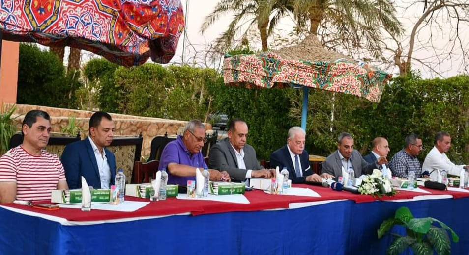 محافظ جنوب سيناء يشارك عمال النظافة مأدبة الإفطار الجماعي ويوزع العيديات 19 - جريدة المساء