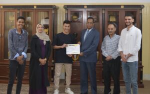 عميد حقوق جنوب الوادي يكرم الفريق الفائز بكأس الدورة الرمضانية لخماسيات كرة القدم 43 - جريدة المساء