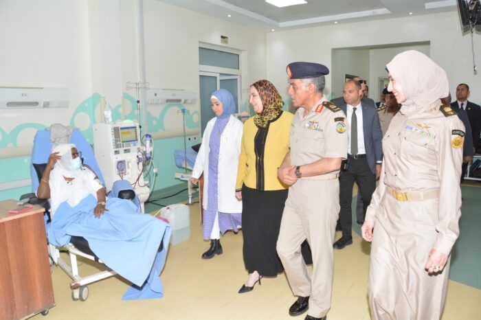 الوزيرة خلال تفقد خدمات جمعية المحاربين القدماء