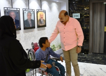 محافظ أسوان يوزع كراسى متحركة لعدد 10 حالات من ذوى الهمم 16 - جريدة المساء