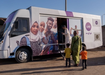 المصرية للاتصالات "WE" توفر وحدات متنقلة بموقف كركر بأسوان لخدمة الوافدين من السودان 23 - جريدة المساء