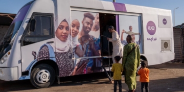 المصرية للاتصالات "WE" توفر وحدات متنقلة بموقف كركر بأسوان لخدمة الوافدين من السودان 2 - جريدة المساء المصرية للاتصالات "WE" توفر وحدات متنقلة بموقف كركر بأسوان لخدمة الوافدين من السودان 1 - جريدة المساء