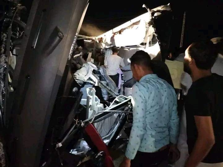 مصرع وإصابة ٤٠ مواطنا فى حادث تصادم شاحنتين بالوادى الجديد 19 - جريدة المساء