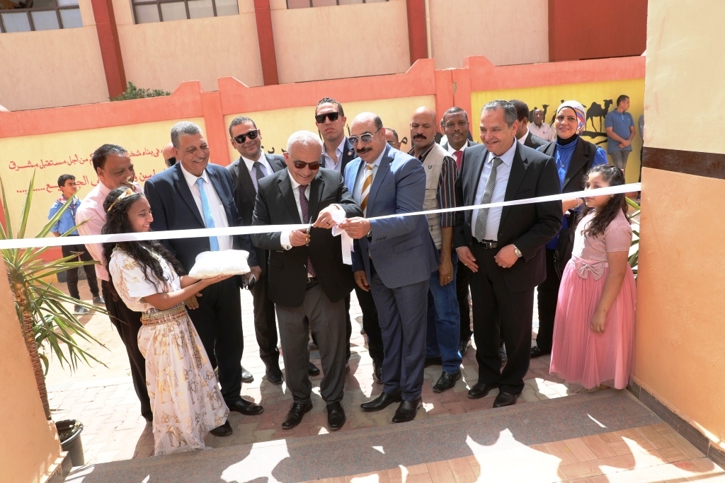 رضا حجازي يتفقد عددا من لجان امتحانات الشهادة الإعدادية والصفين الأول والثاني الثانوي بأسوان 19 - جريدة المساء