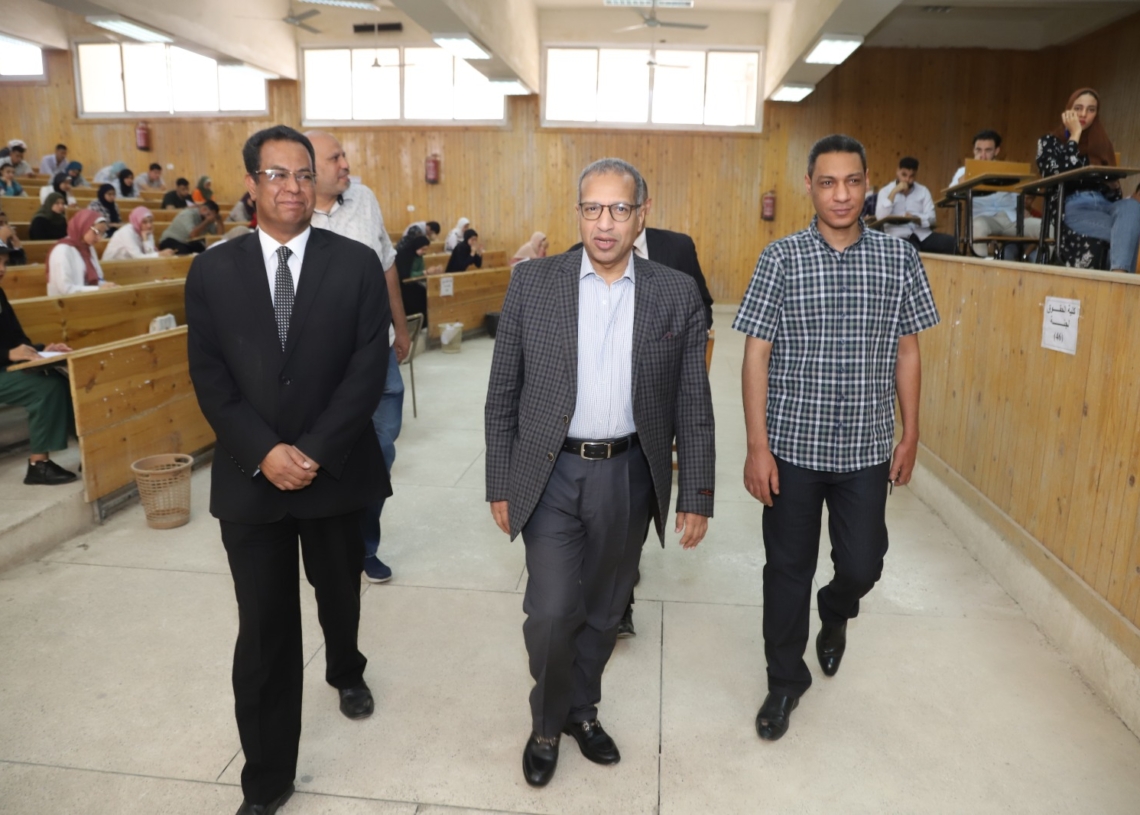 "شحات" يتفقد لجان الامتحانات .. بحقوق قنا 20 - جريدة المساء "شحات" يتفقد لجان الامتحانات .. بحقوق قنا 19 - جريدة المساء